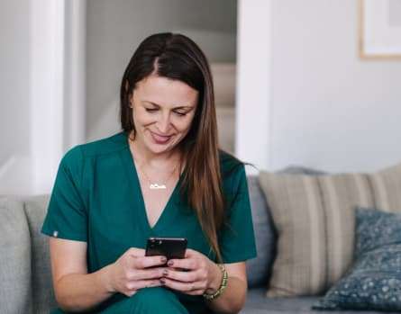 A healthcare professional uses Vivian.com to view salary data
